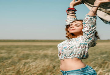 Femme habillée en bohème chic dans un champ